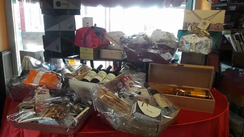 Cesti regalo con vini e panettoni in vetrina