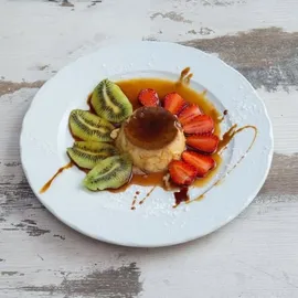 Crème caramel fatto in casa con kiwi e fragole
