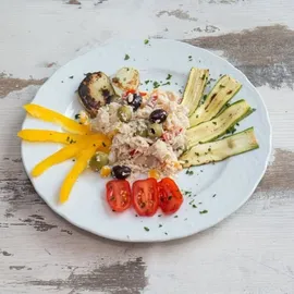 Insalatina di pollo e verdure fresche di stagione