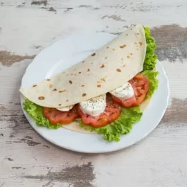 Piadina con fior di latte e pomodoro
